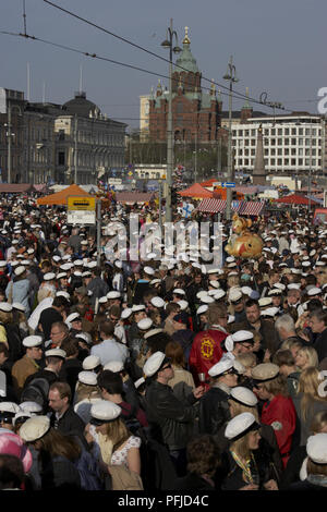 Finnland, Helsinki, Marktplatz, Vappu feiern (Walpurgisnacht), Menge von Studierenden in Platz versammelt Stockfoto