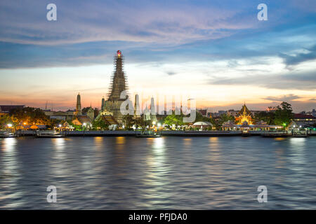 Wat Arun Rajwararam der Tempel der Morgenröte neben dem Chao Phaya Fluss in Bangkok, Thailand Stockfoto