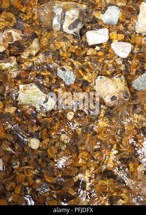 Fließendes Wasser über die Steine und Felsen, Ansicht von oben Stockfoto