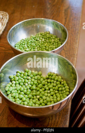 Zwei Schalen mit geschälten Erbsen gefüllt, close-up Stockfoto