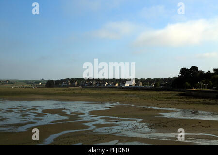 Strand und Ebbe mit Nebel im Rollen und in Richtung Troguerot von der Promenade de Penarth, Vrennit, Saint Pol de Leon, Finistere, Bretagne, Frankreich anzeigen Stockfoto