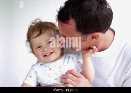 Mann mit lächelnden Jungen in die Arme, close-up Stockfoto