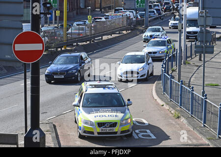 Nummernschild PIXELATED DURCH PA BILD SCHREIBTISCH ein Kraftfahrer durch die Offiziere von der Gewaltkriminalität Task Force in Partnerschaft mit Einheiten über die Metropoltan Polizei die Durchführung einer Intelligenz led Stop und Suchvorgang targeting Gewaltverbrechen in London über das Straßennetz gezogen. Stockfoto