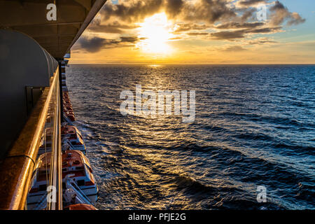 Ein Sonnenuntergang über der NW Pazifik Küste in der Nähe von Prince of Wales Island, Alaska, USA - von einem Kreuzfahrtschiff segeln die Inside Passage gesehen Stockfoto