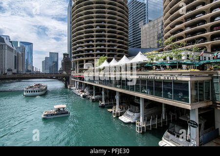 Blick auf den Chicago River von der State Street Bridge, Marina Towers, in der Innenstadt von Chicago. Stockfoto