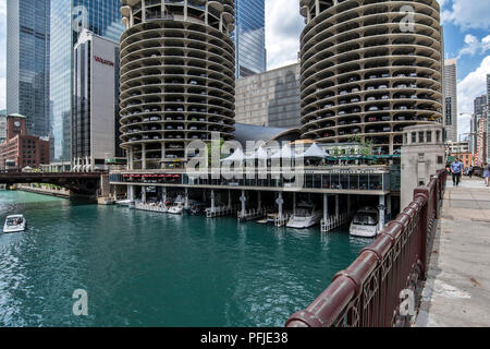 Blick auf den Chicago River von der State Street Bridge, Marina Towers, in der Innenstadt von Chicago. Stockfoto