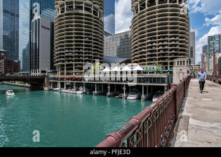 Blick auf den Chicago River von der State Street Bridge, Marina Towers, in der Innenstadt von Chicago. Stockfoto