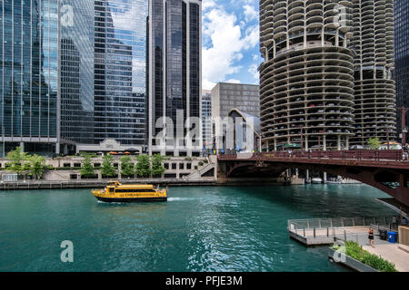 Wasser Taxi auf den Chicago River, House of Blues, Marina Towers, Dearborn Street Bridge in der Innenstadt von Chicago. Stockfoto