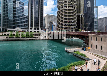 Riverwalk auf den Chicago River, House of Blues, Marina Towers, Dearborn Street Bridge in der Innenstadt von Chicago. Stockfoto