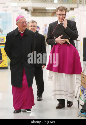 Erzbischof Diarmuid Martin kommt für die Eröffnung des Welttreffens der Familien an der RDS in Dublin. Stockfoto