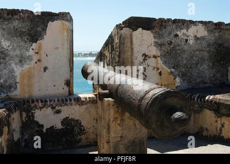 Puerto Rico, San Juan, Fortaleza San Felipe del Morro (Fort San Felipe del Morro), alte Kanone auf die Mauern der Zitadelle aus dem 16. Jahrhundert Stockfoto