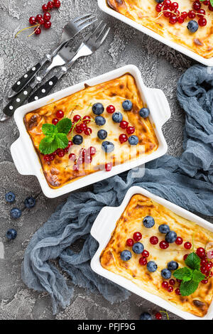 Käsekuchen mit frischen Beeren. Käsekuchen mit Heidelbeeren und roten Johannisbeeren Stockfoto