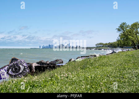 Lakefill der Northwestern University in Evanston, Illinois, mit Blick auf den Lake Michigan und die Skyline von Chicago. Stockfoto