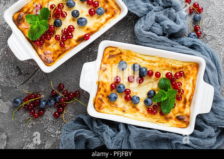 Käsekuchen mit frischen Beeren. Käsekuchen mit Heidelbeeren und roten Johannisbeeren Stockfoto