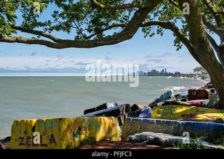 Lakefill der Northwestern University in Evanston, Illinois, mit Blick auf den Lake Michigan und die Skyline von Chicago. Stockfoto