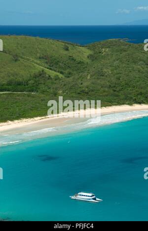 Puerto Rico Culebra Island, Playa Flamenco, Blick auf die grüne Küste, Strand und Katamaran im Meer Stockfoto