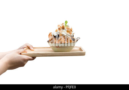 Hand Holz- Fach mit iced Bingsu Dessert in der thailändischen Kaffee Aroma Stockfoto