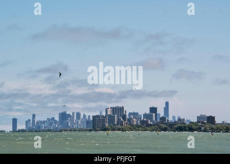 Lakefill der Northwestern University in Evanston, Illinois, mit Blick auf den Lake Michigan und die Skyline von Chicago. Stockfoto