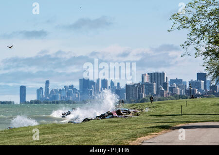 Lakefill der Northwestern University in Evanston, Illinois, mit Blick auf den Lake Michigan und die Skyline von Chicago. Stockfoto