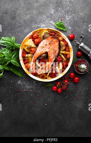 Gegrillter Lachs Fisch Steak mit Kartoffeln, Zwiebeln und Tomaten. Gebackenen Lachs Fisch Steak mit Gemüse Stockfoto