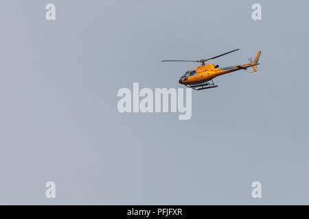 Hubschrauber fliegen über shoreham durch Meer Küste. Bild mit 150-600 Sigma Objektiv beim Fotografieren Watvögel. Vertikale abheben und schweben. Stockfoto