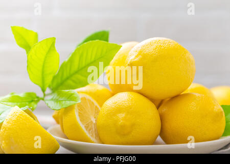 Frische Zitronen mit Zitronenblätter Stockfoto