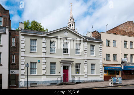 Die Marx Memorial Library auf Clerkenwell Green, mit der St. James Clerkenwell hinter sich. Stockfoto