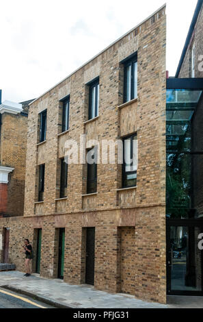 Neubau 3-geschossiges Gebäude in der Altstadt pub Hof Der 101280 Arme gast Unterbringung zur Verfügung zu stellen. Von Chris Dyson Architekten, 2018. Stockfoto