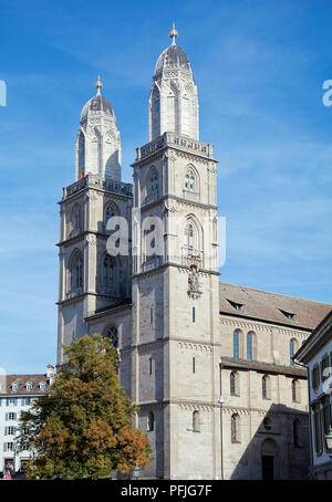 Blick auf Kathedrale Grossmünster in Zürich an einem sonnigen Tag Stockfoto