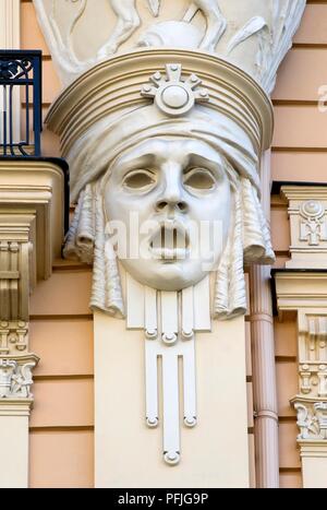 Lettland, Riga, Detail der Fassade von einem Gesicht bei 13 Alberta Iela Stockfoto