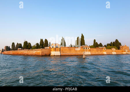 San Michele Friedhof Insel während der Goldenen Stunde bei Sonnenuntergang, Venedig, Venetien, Italien von der Lagune Ecke auf. Stockfoto