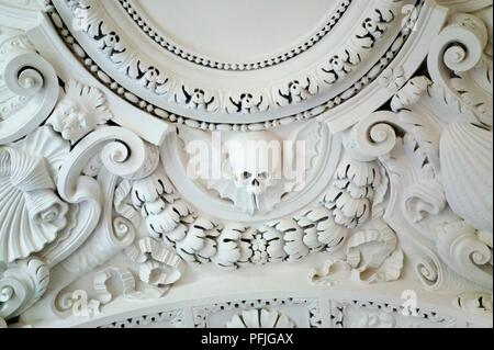 Litauen, Vilnius, Kirche St. Peter und Paul, Stuck Schnitzereien, darunter einen Totenkopf mit Flügeln, in die Decke. Stockfoto