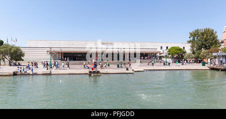 Ferrovia, oder Santa Lucia Bahnhof, (Venezia S Lucia) Canal Grande, Santa Croce, Venedig, Venetien, Italien, einem der wichtigsten Verkehrsknotenpunkte von Venedig Stockfoto