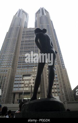 Japan, Tokyo, Shinjuku, Tokyo Metropolitan Government Building mit Skulptur "Blacken Sprossen" durch Churyo Sato vor Stockfoto