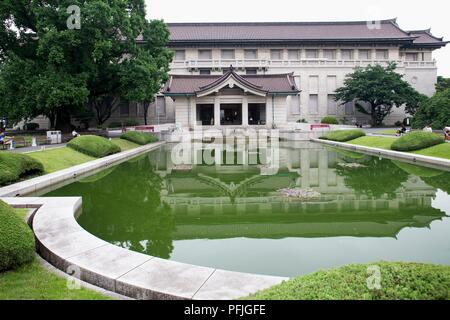 Japan, Tokio, Taito-ku, Tokyo National Museum, Blick auf honkan Gebäude des Museums und Teich Stockfoto
