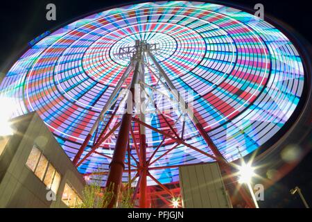 Japan, Tokyo, Odaiba, Riesenrad bei Nacht beleuchtet, Low Angle View Stockfoto