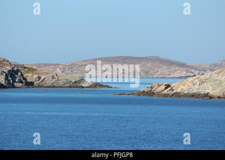 Felsigen Küsten und Klippen der Insel Mykonos im Abstand über die Ägäis Stockfoto