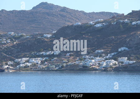 Stadt eingebettet in einen Hang entlang der Ufer auf Mykonos Griechenland Stockfoto