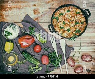 Prinz: Kartoffeln: im Ofen gebacken junge Kartoffeln mit Quark. Essen mit Gemüse. Russische Küche. Stockfoto