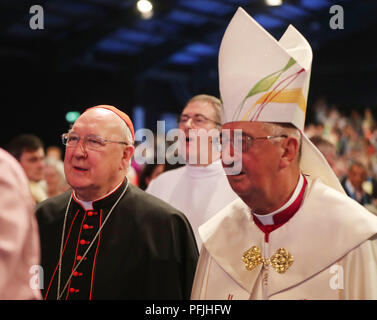 Kardinal Kevin Farrell (links) und Erzbischof Diarmuid Martin während der Eröffnungszeremonie des Welttreffens der Familien an der RDS in Dublin. Stockfoto