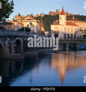 Portugal, Tomar, Blick auf die Ponte Velha über den Fluß Nabao, mit dem mittelalterlichen, Templer Kloster Christi (Tomar Schloss) auf einem Hügel Stockfoto