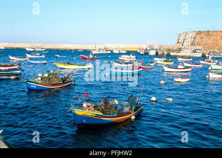 Portugal, Sagres, kleinen bunten Fischen Boote auf dem Wasser im Hafen Stockfoto