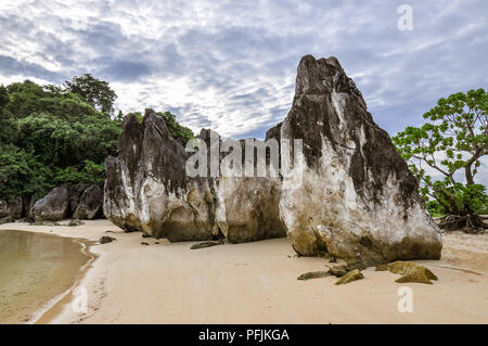 Oceanside Kalkstein Felsformationen - Caramoan, Camarines Sur, Philippinen Stockfoto