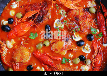 In der Nähe von Huhn Marengo - lecker Hühnerfleisch Eintopf mit crawfishies, gehackt Tomatensauce, Zwiebeln, Champignons, Oliven, Thymian in Pfanne, Französisch c Stockfoto