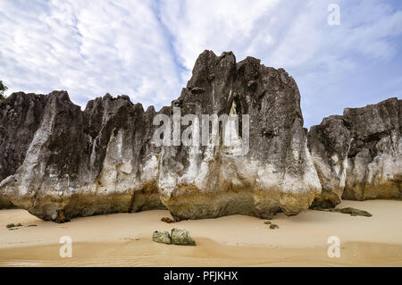 Oceanside Kalkstein Felsformationen - Caramoan, Camarines Sur, Philippinen Stockfoto