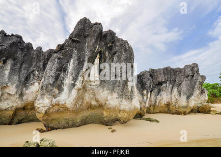 Oceanside Kalkstein Felsformationen - Caramoan, Camarines Sur, Philippinen Stockfoto