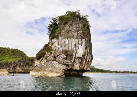 Kalkstein Felsvorsprung - Caramoan, Camarines Sur, Philippinen Stockfoto