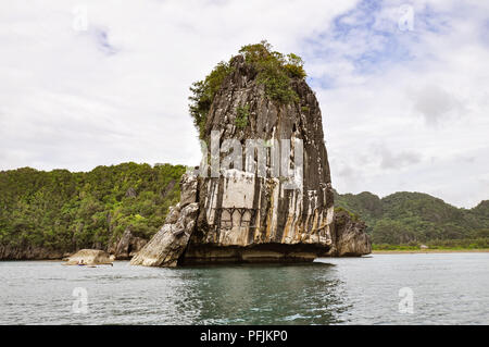 Kalkstein Felsvorsprung - Caramoan, Camarines Sur, Philippinen Stockfoto