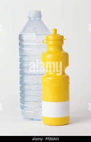 Aus klarem Kunststoff Trinkflasche mit gelben Plastikflasche vor. Stockfoto