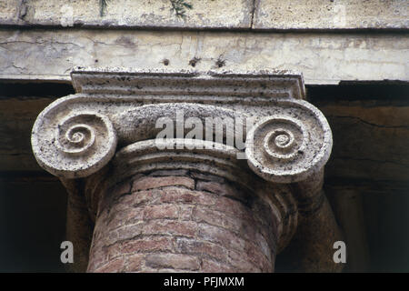Italien, Toskana, Montalcino Kathedrale, oben der ionischen Säule, Low Angle View Stockfoto
